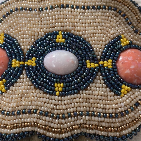 Handcrafted beaded hair accessory with great detail - Picture 2 of 8